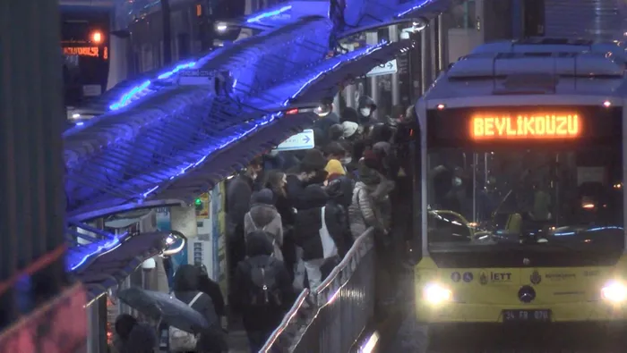 Son dakika: İstanbul'da yağmur çilesi! Trafik ve toplu ulaşım felç - 2