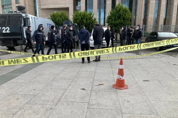 son-dakika-caglayan-adliyesi-onunde-polis-bicaklandi-saldirgan-vuruldu-1642494502859.jpg Son dakika... Çağlayan Adliyesi önünde polis bıçaklandı: Saldırgan vuruldu! - 5