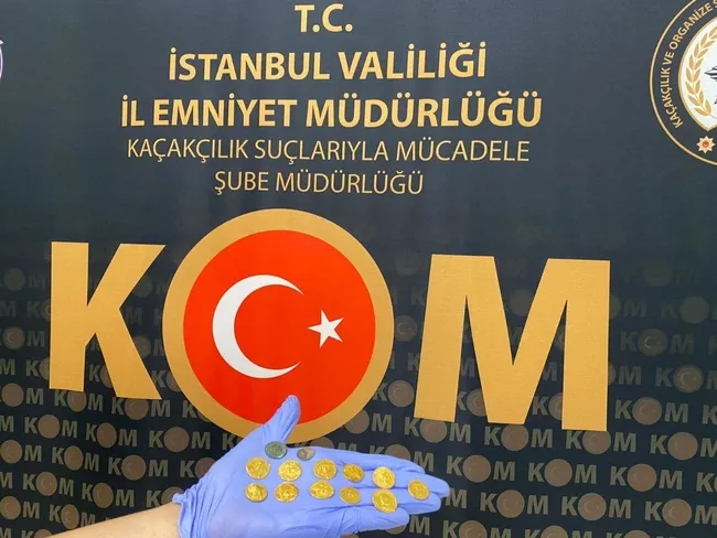 İstanbul Havalimanı’nda nefes kesen tarihi eser operasyonu! Bizans ve Roma dönemi sikkelerini yurt dışına kaçıracaktı - 1