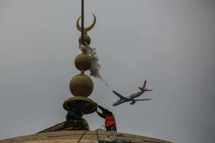 Taksim Camii minaresi külah bölümü yerleştirildi