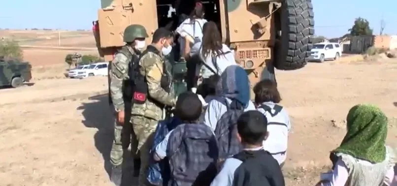 Mehmetçik Suriyeli çocukları güvenle okula taşıyor