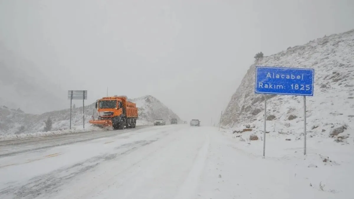 Akseki'nin yükseklerinde kar 20 santimi buldu
