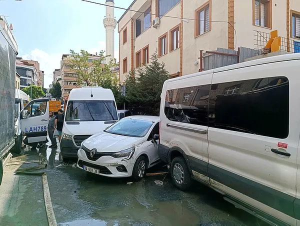 1694097675335.jpg İstanbul'da selin geliş anı kamerada! Saniyeler içinde caddeler böyle suyla doldu... - 5