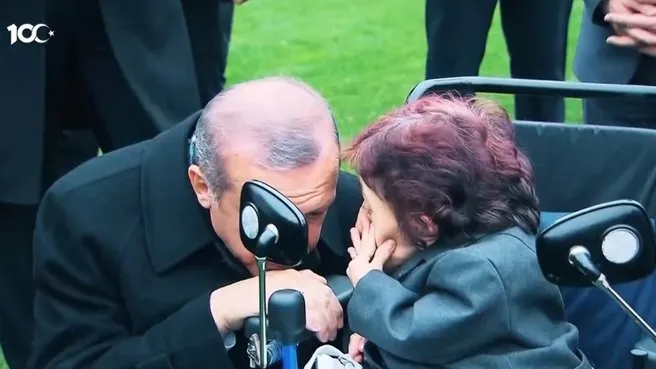 Hayatta her şey insanlar için! Başkan Erdoğan engellilerle el ele: Sevgi ile aşılan engeller