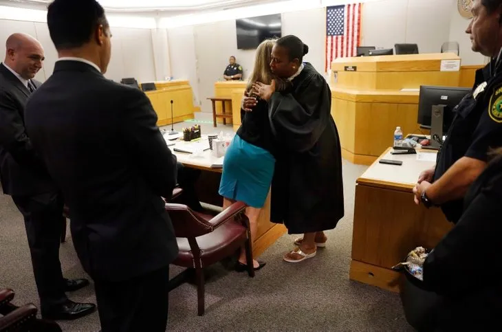 Mahkeme bu kararı verdi! Kardeşinin katiline sarılıp ağladı