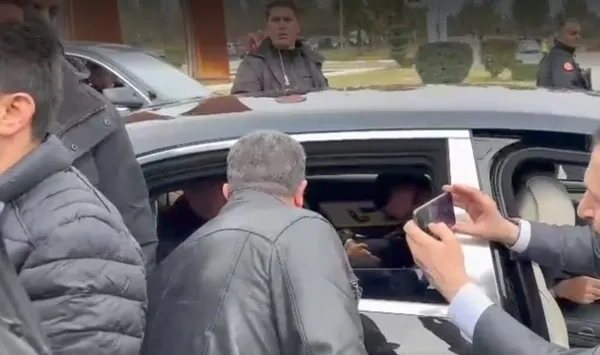 sanliurfada-baskan-erdogana-sevgi-seli-baskan-erdogan-ogrenciler-ve-ailelerin-istegini-geri-cevirmedi-1707318264547.jpg Şanlıurfa'da Başkan Erdoğan'a sevgi seli! Öğrenciler ve aileler ile sohbet etti - 1