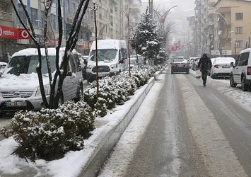 Hakkari'de olumsuz hava koşulları nedeniyle eğitime 1 gün ara verildi