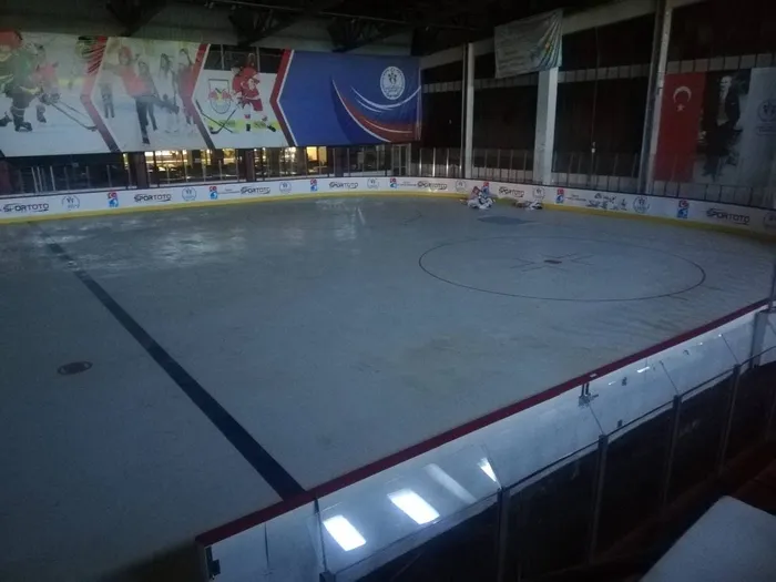 İşte CHP belediyeciliği! Örnek gösterilen BELPA Buz Pateni Spor Salonu çürümeye terk edildi