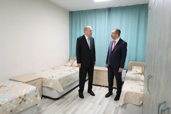 baskan-erdogan-acilisini-yaptigi-gsb-yurtlarini-gezdi-1663189919793.jpg Başkan Erdoğan açılışını yaptığı GSB yurtlarını gezdi - 1