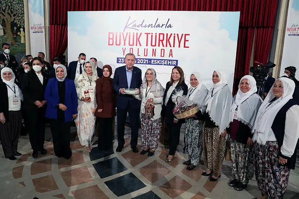baskan-erdogandan-eskisehirde-kadinlarla-buyuk-turkiye-yolunda-bulusmasi-1635100517294.jpg