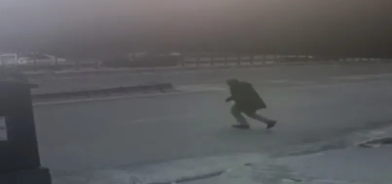 İstanbul’da feci kaza! Lüks otomobil yolun karşısına geçen adama çarpıp altına aldı