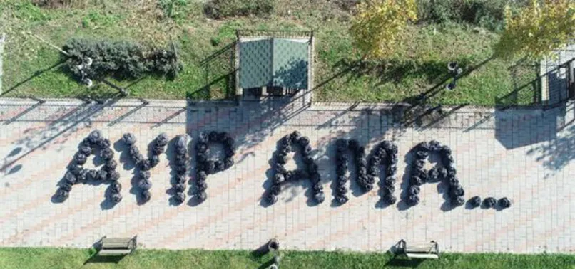 Çöplerle 'Ayıp ama' yazarak mesaj verdiler