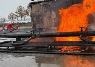 Ham petrol havuzunda yangın! Facianın eşiğinden dönüldü