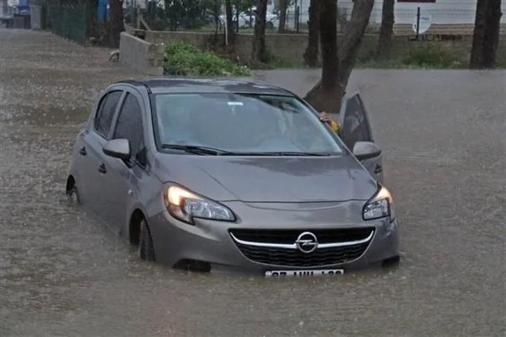 Antalya'yı fırtına yıktı geçti! Uçaklar inemedi, ağaçlar devrildi, araçlar mahsur kaldı