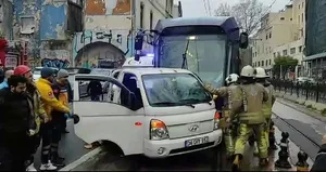 Tramvay ile kamyonet çarpıştı! Seferler aksadı