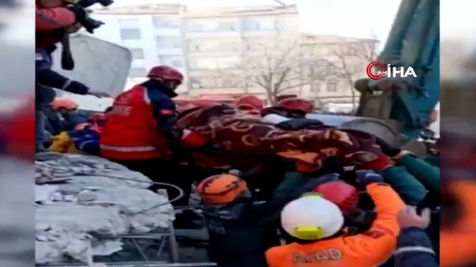 Son dakika: Azize Çelik’in eşi Cengiz Çelik ve oğlu enkazdan böyle kurtarıldı