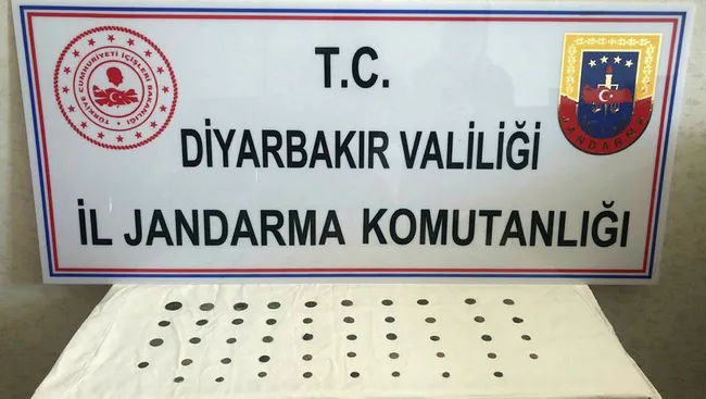 diyarbakirda-48-adet-bronz-sikke-ele-gecirildi-1646919243723.jpg Diyarbakır’da 48 adet bronz sikke ele geçirildi - 1