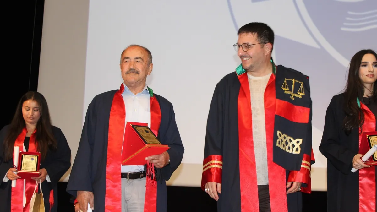 Emekli öğretmen 79 yaşında avukat oldu