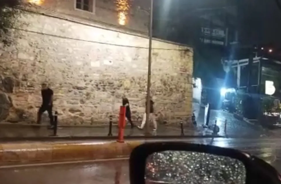 istanbulda-beklenen-saganak-basladi-sokaklar-suyla-doldu-1784944289359.jpg İstanbul'da beklenen sağanak başladı! Sokaklar suyla doldu - 1