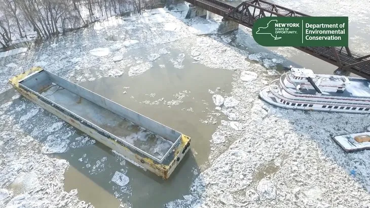 ABD’de gemi demiryolu köprüsüne çarptı