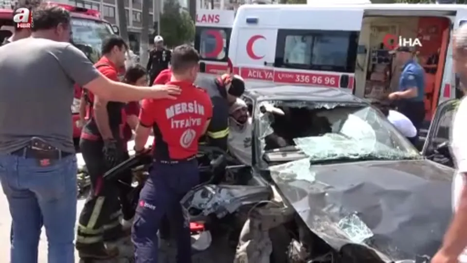 Otomobil ve motosikletler çarpıştı