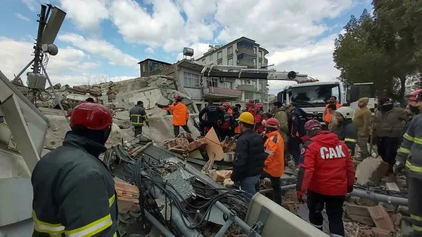 depremde-kolon-kesen-ve-yapimda-hatali-bulunan-4-kisi-yakalandi-depreme-iliskin-son-dakika-gelismesi-1676059535705.jpg Depremde kolon kesen ve yapımda hatalı bulunan 4 kişi yakalandı! Depreme ilişkin son dakika gelişmesi... - 3