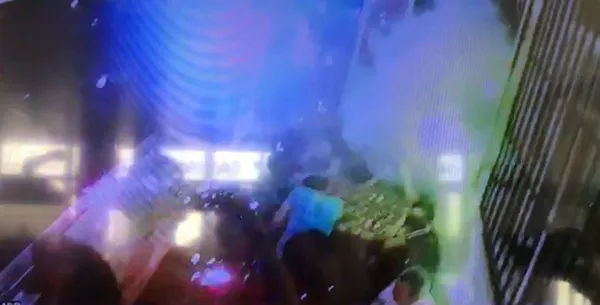 1649864270755.jpg Düğünden atılan havai fişekler kahvehaneye düştü! - 3