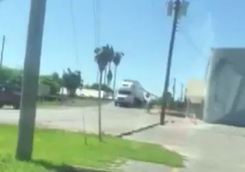 Feci kaza! Tren hemzemin geçitteki TIR´a böyle çarptı