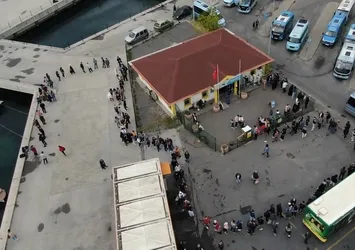Ellerinde bavulla sıraya girdiler! İstanbul'a gelen öğrencilerin İETT kart çilesi
