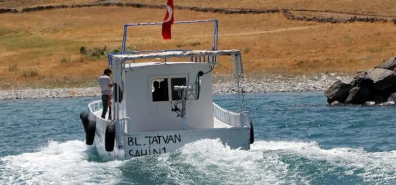 Van Gölü'nde yasak sona erdi: Balıkçılar ağlarını suya bıraktı