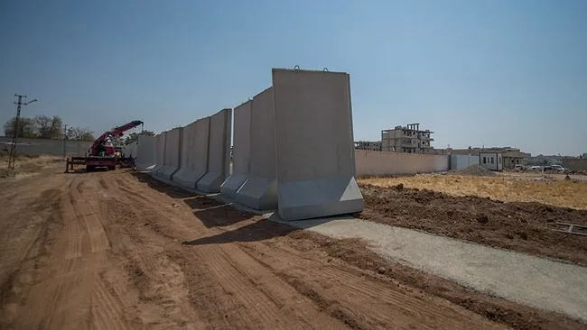Suriye ve Irak sınırında 330 kilometre modüler beton duvar örüldü - 1