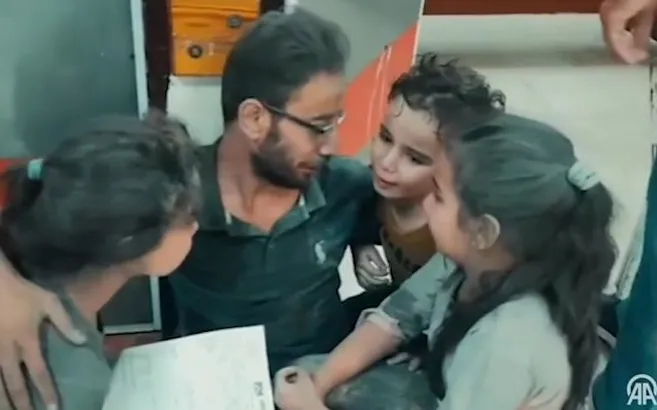 Gazze’de yürek yakan görüntü: Katliamın ortasında baba tesellisi! Bombardıman korkusuyla ağlayan çocuklarına kol kanat gerdi