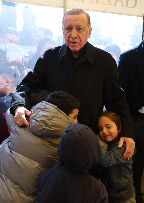Başkan Recep Tayyip Erdoğan Gaziantep'te depremzedeleri ziyaret etti! Yanına gelen kadın sarılıp ağladı