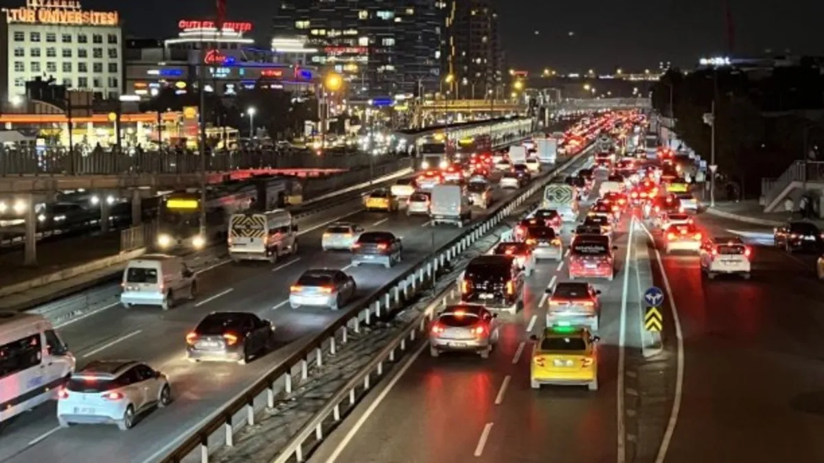 İstanbullular dikkat! Trafik kilitlendi yoğunluk yüzde 80'i aştı