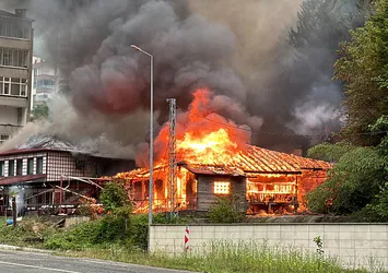 Trabzon'da düğün salonu alev alev yandı! Yangın bitişikteki pansiyona sıçradı