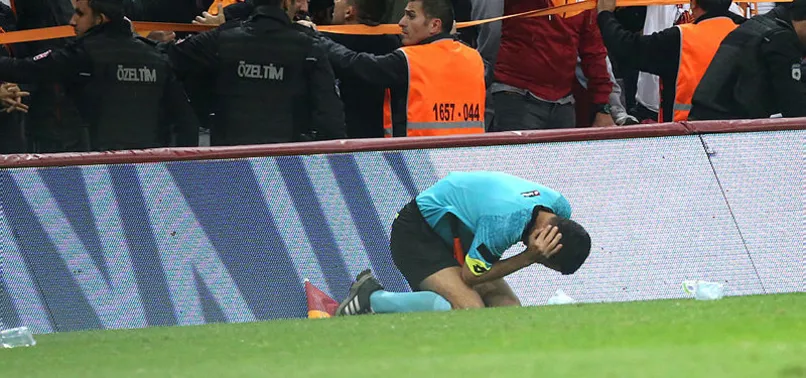 Derbide hakem bir anda yere yığıldı!