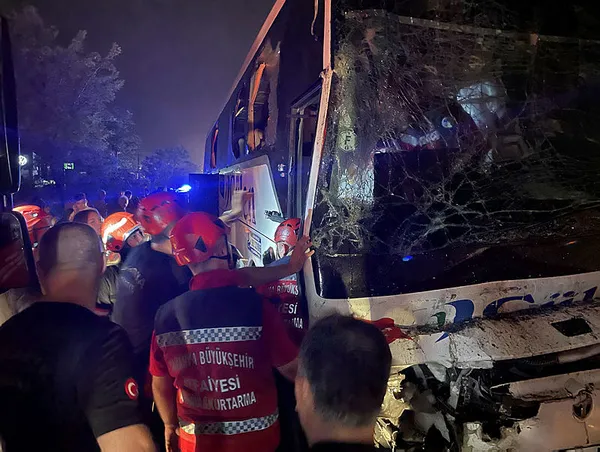 1661371754495.jpg Sakarya'da yolcu otobüsü kazası! TIR'a arkadan çarptı! Çok sayıda yaralı var - 4