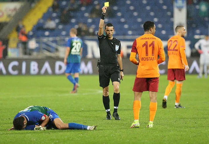 Çaykur Rizespor Galatasaray maçında gergin anlar! Ali Palabıyık sahadan polis eşliğinde çıktı - 2