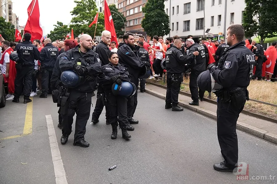 Berlin'de yer gök kırmızı beyaz! A Milli Takım'a 'Bozkurt'lu karşılama | Berlin sokakları Mehter Marşı ile inledi 16