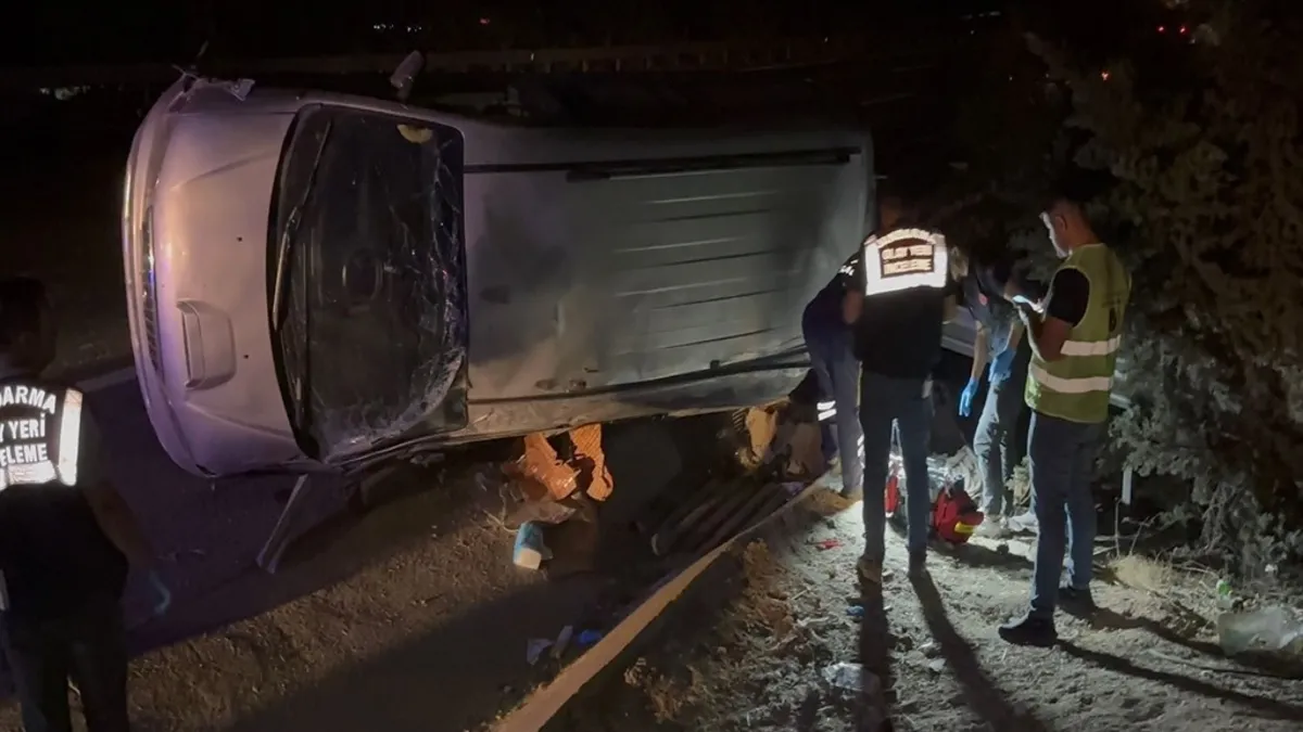Gaziantep’te lastiği patlayan minibüs takla attı: 2 ölü 8 yaralı