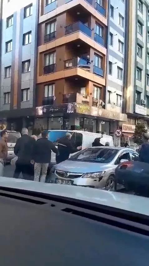 1712611101028.jpg Dehşet veren anlar: Güngören'de iki araç sürücüsünün trafikteki "baltalı kavgası" kamerada - 1