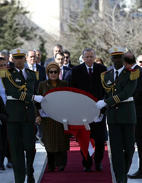 Başkan Erdoğan Cezayir’de Şehitler Abidesi’ne çelenk bıraktı
