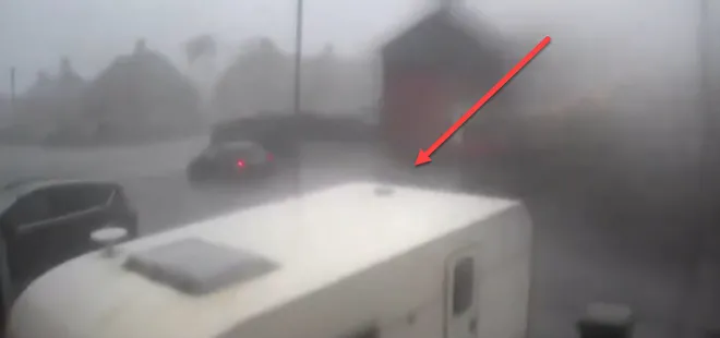 Fırtına karavanı böyle devirdi