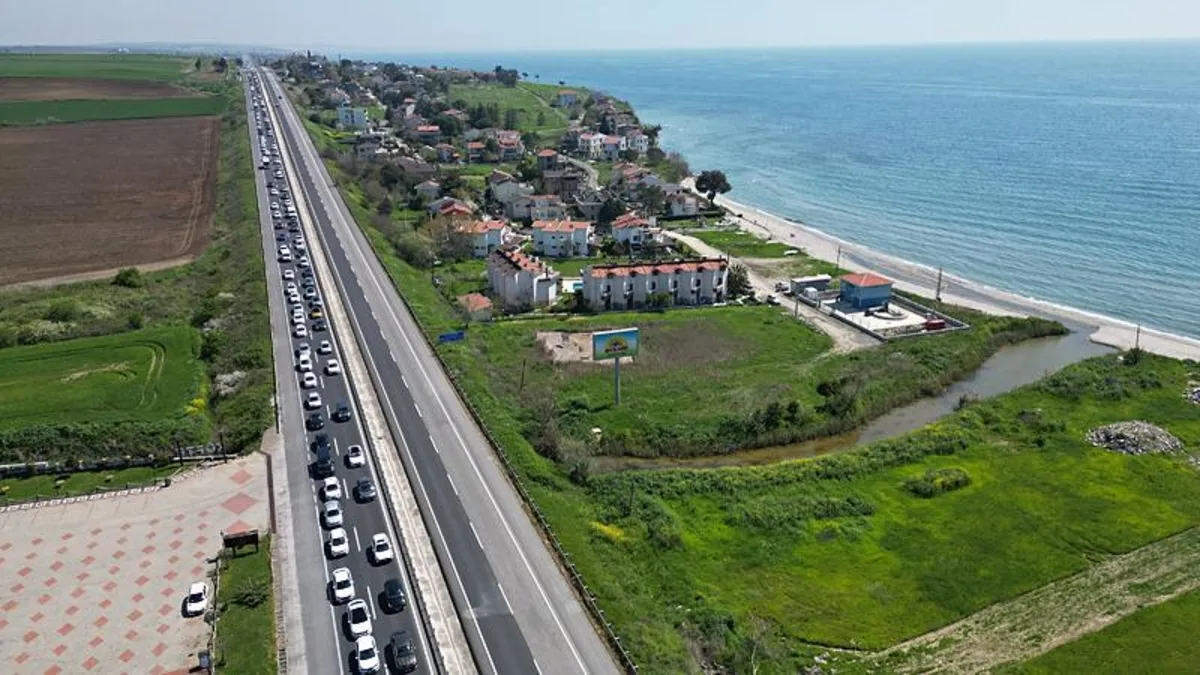 Tekirdağ-İstanbul yolunda kilometrelerce kuyruk! Vatandaş yollara döküldü