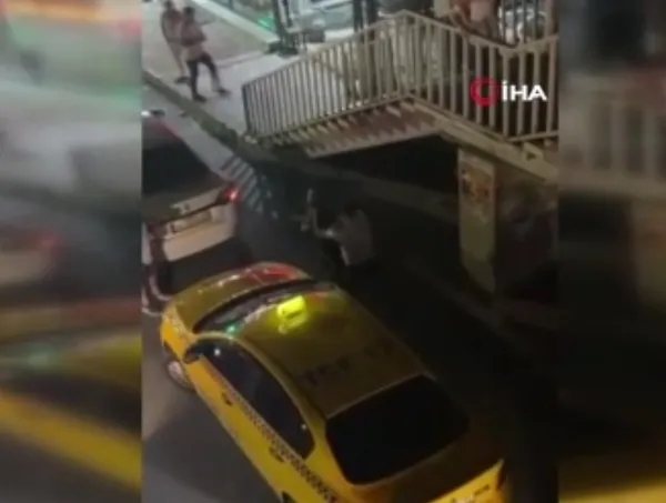 esenyurtta-yolcu-taksiciye-sur-lan-deyince-tansiyon-yukseldi-o-anlar-kamerada-1656312989040.jpg Esenyurt’ta yolcu taksiciye "sür lan" deyince tansiyon yükseldi! O anlar kamerada - 3