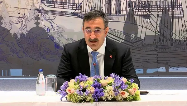 cumhurbaskani-yardimcisi-cevdet-yilmazdan-is-dunyasiyla-bulusma-programinda-korfez-turu-mesaji-benzer-adimlar-1689942113442.jpeg Cumhurbaşkanı Yardımcısı Cevdet Yılmaz'dan İş Dünyasıyla Buluşma programında Körfez turu mesajı: Benzer adımlar atılacak - 4