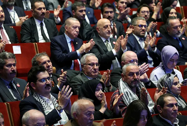 necip-fazil-kisakurek-odulleri-toreni-baskan-recep-tayyip-erdogandan-onemli-aciklamalar-1703964472444.jpg Başkan Erdoğan'dan Süper Kupa mesajı: Sporun siyasi rekabetin mezesi haline getirilmesi yanlış