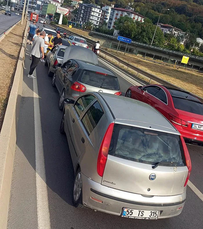 samsunda-zincirleme-trafik-kazasi-5-arac-birbirine-girdi-1724170303764.jpg Samsun'da zincirleme trafik kazası! 5 araç birbirine girdi - 1