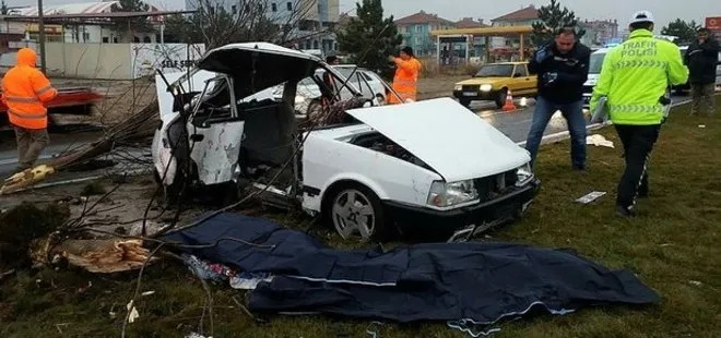 Kütahya’da otomobil önce ağaca sonra direğe çarptı: Ölü ve yaralılar var