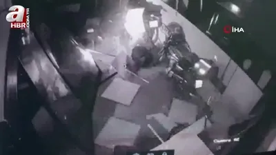 Ticari taksi cadde üzerindeki lokantaya girdi